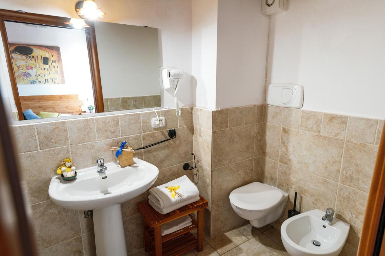 B&B La Corte San Francesco Bari Bagian luar foto